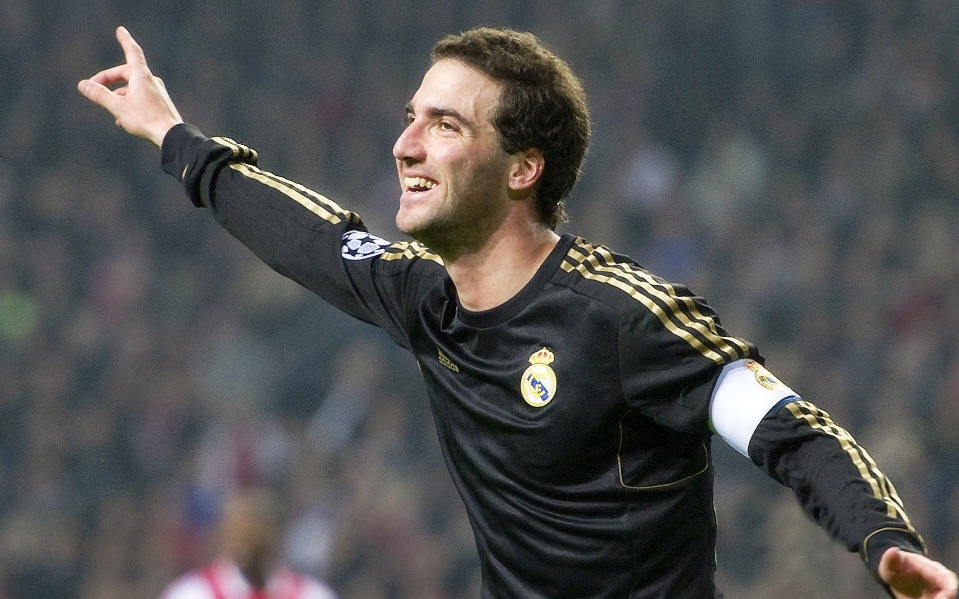 比赛中出现战术新尝试形成边中结合提升攻击威胁程度